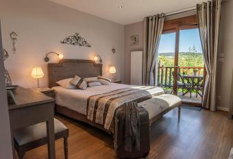 Clos du Mont Rouge has Balcony rooms