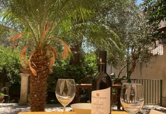 House with Garden has Smoking/Balcony rooms