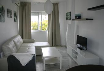 Apartamento Las Adelfas allows 18 year olds to book a room
