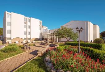 Hotel Omorika allows 18 year olds to book a room