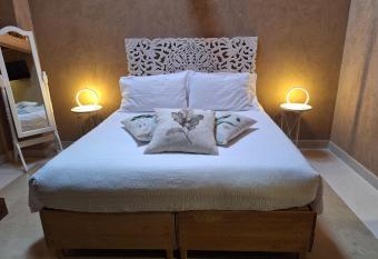 Vallarom has rooms with a private hot tub