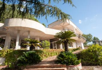 Verde Smeraldo allows 18 year olds to book a room