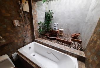 Fancy Carp Resort has rooms with a private hot tub