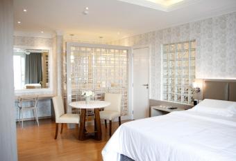 Hotel Ecovilly has rooms with a private hot tub