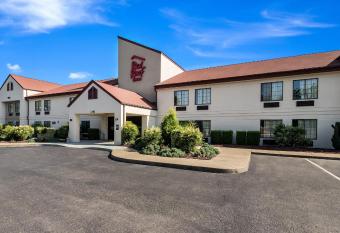Red Roof Inn Murfreesboro allows 18 year olds to book a room