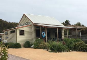 Port Campbell Guesthouse & Flash Packers has Balcony rooms