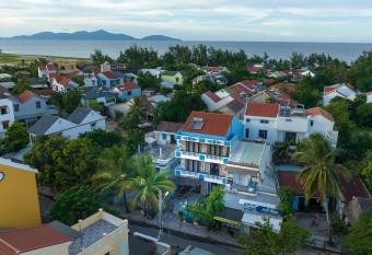 Hung Do Beach Homestay has Balcony rooms