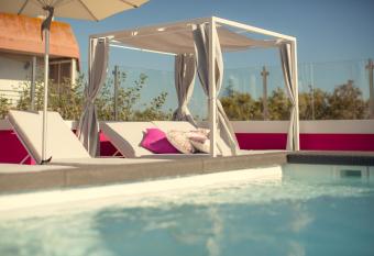 Chic Studios allows 18 year olds to book a room