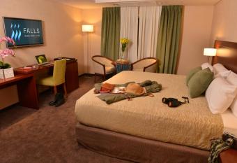 Falls Iguaz   Hotel & Spa has rooms with a private hot tub