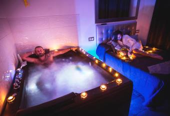 Suite del Pecado has rooms with a private hot tub