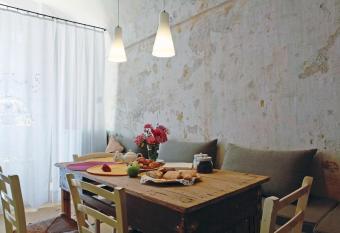 Dimore Santagaeta has rooms with a private hot tub