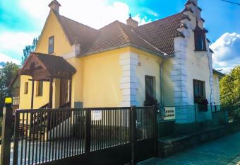 Apartm  n v Zahradn   allows 18 year olds to book a room