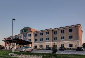 Holiday Inn Express & Suites Gatesville - N. Ft Hood By IHG allows 18 year olds to book a room