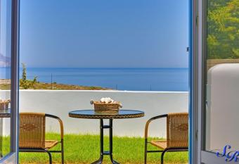 Sarakiniko Rooms allows 18 year olds to book a room