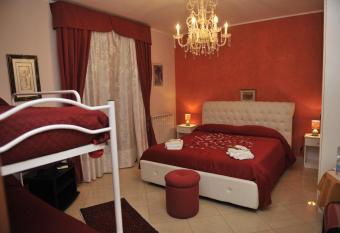 B&B Villa San Leonardo has rooms with a private hot tub