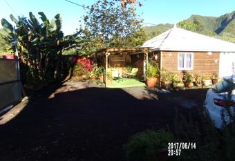 Les Aubepines has Balcony rooms