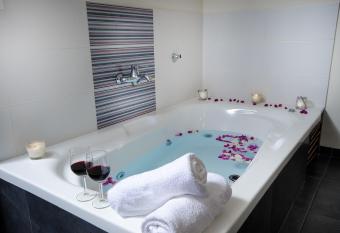 Rodef Shalom allows 18 year olds to book a room