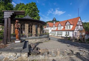 Quellenhaus Feengrotten allows 18 year olds to book a room