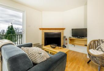 Les Sommets Charlevoix has rooms with a private hot tub