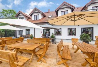 Warmi  ski Zak  tek allows 18 year olds to book a room