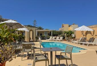 IL-Gardjola Bed and Breakfast allows 18 year olds to book a room