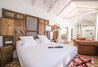 Hotel Madinat allows 18 year olds to book a room