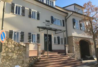 H  ll am Main has Balcony rooms