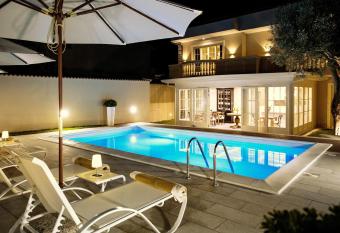 Lemon House allows 18 year olds to book a room