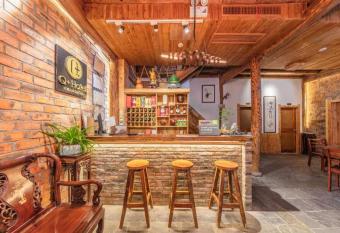 Mujing Xuan Boutique Hotel has Balcony rooms