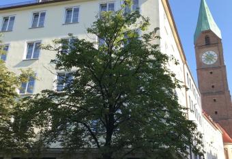 Hotel Der Tannenbaum allows 18 year olds to book a room