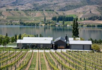 Mt Michael Lodge has rooms with a private hot tub