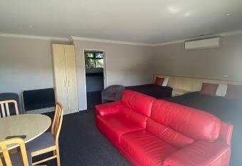 Grove Park Motor Lodge has rooms with a private hot tub