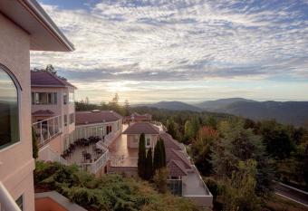 Villa Eyrie Resort allows 18 year olds to book a room