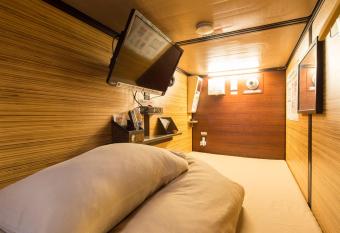 Anshin Oyado Tokyo Shinbashi Shiodometen has rooms with a private hot tub