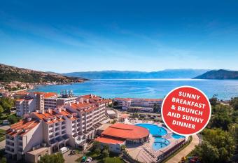 Corinthia Ba  ka Sunny Hotel has Balcony rooms