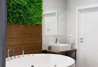 Hotel Bohemian Garni - Skadarlija has rooms with a private hot tub