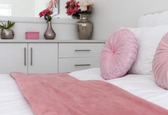 Anoud Manor has rooms with a private hot tub