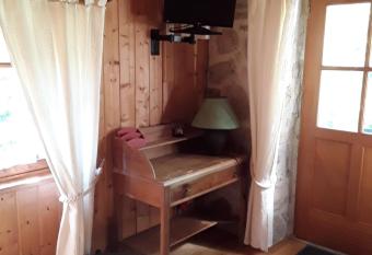 L AUBERGE CHEZ LEON has Balcony rooms