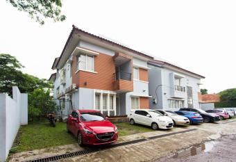 RedDoorz Plus near Siloam Karawaci has Balcony rooms