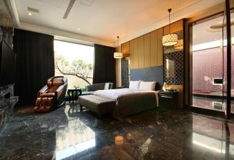 Ease Motel has rooms with a private hot tub