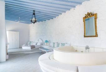 Villa Boufla Jacuzzi has rooms with a private hot tub