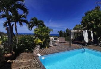 Ali-Na  s Location allows 18 year olds to book a room