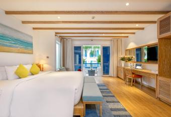 Risemount Premier Resort Da Nang has rooms with a private hot tub