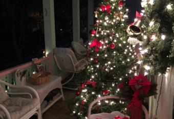 First floor, 2 bedrm 1 bath sleeps 5, Parking available, walk to Beach and Mall has Balcony rooms