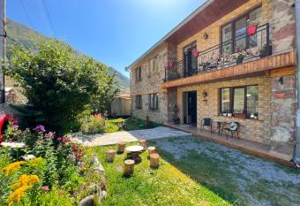 Ia s Guest House has Balcony rooms