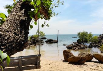 Oon Lee Bungalows has Balcony rooms
