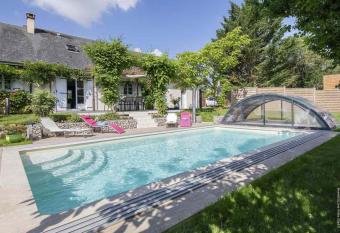 Au Coeur du Bien-Etre, g  te avec piscine chauff  e et couverte, SPA, sauna, massages allows 18 year olds to book a room