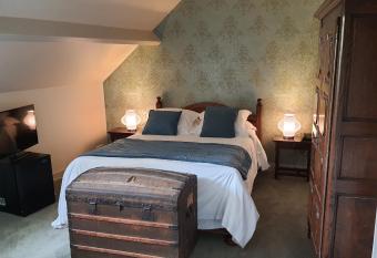 LOGIS - H  tel & Restaurant Le Gonfalon has Balcony rooms