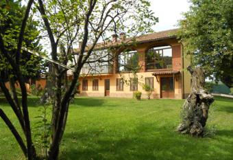 Cascina with Swimmingpool has Balcony rooms