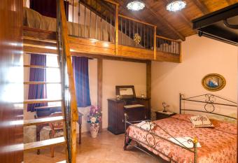 Villa del Gelso has rooms with a private hot tub